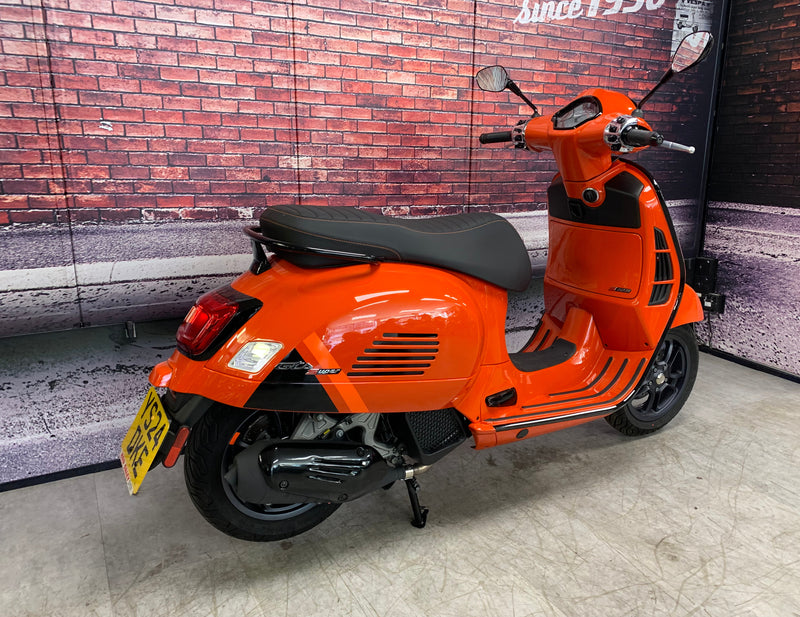 Vespa GTS 125 Super Sport in Orange 2024 model