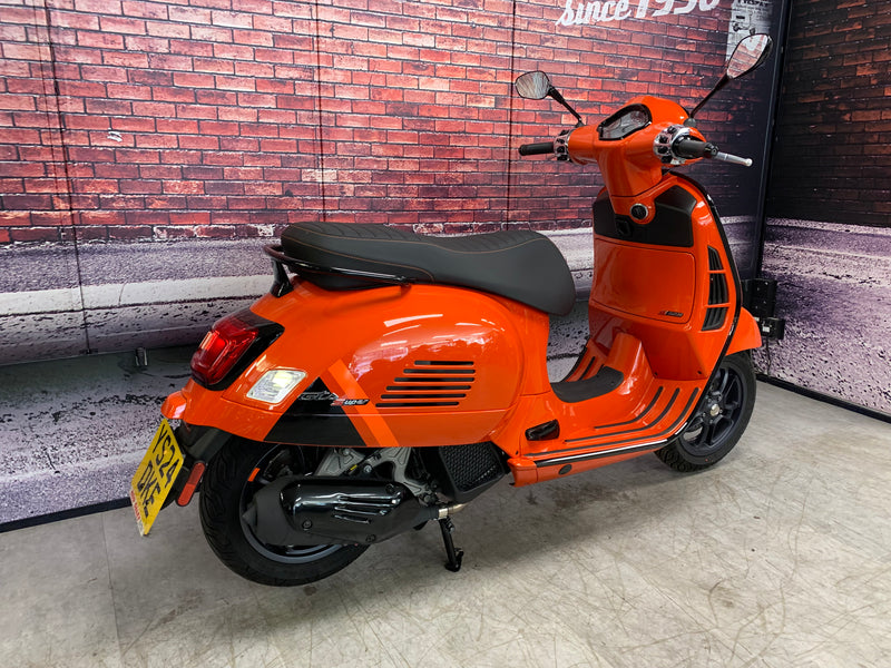 Vespa GTS 125 Super Sport in Orange 2024 model