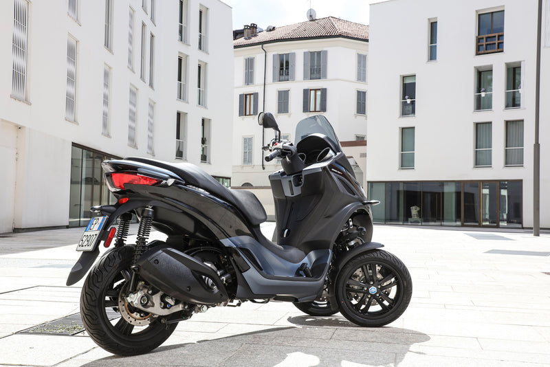 Piaggio MP3 300 HPE - Euro 5 - Nero Cosmo OFFER VALID UNTIL 31st December 2023