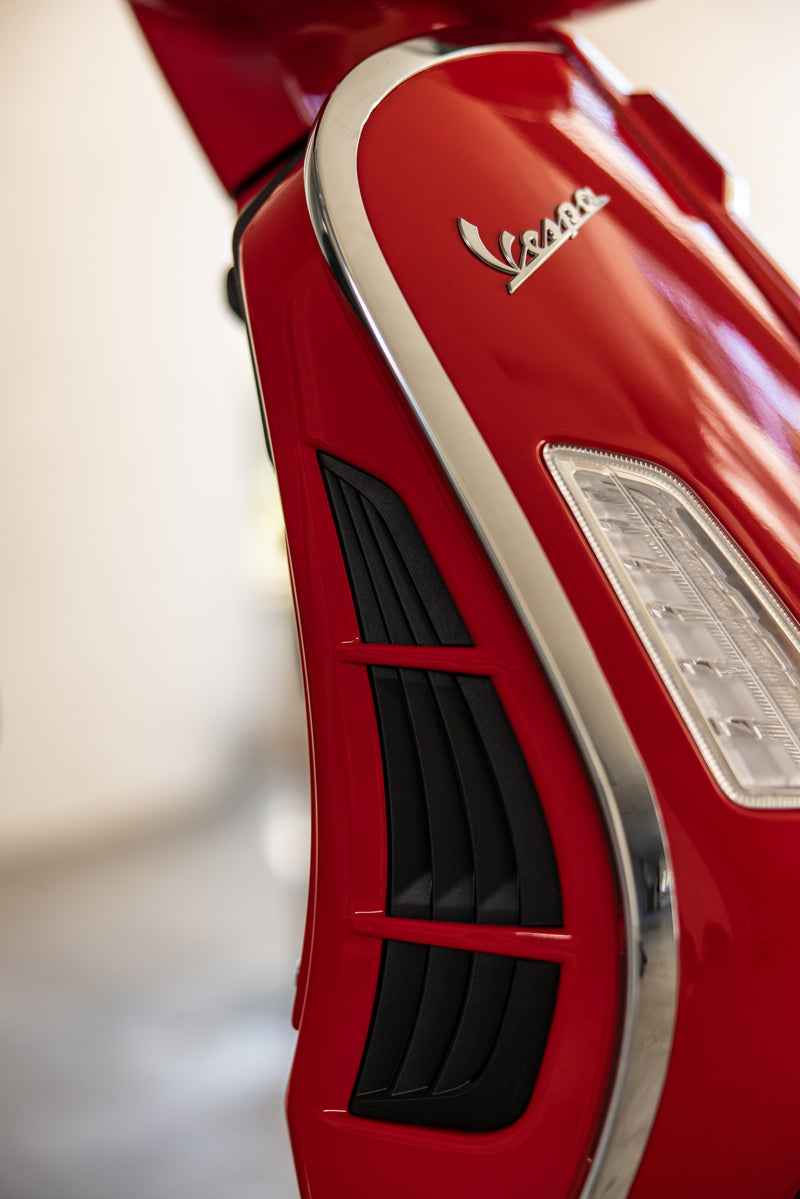 Vespa GTS 300 Super HPE RST22 - Rosso Coraggioso