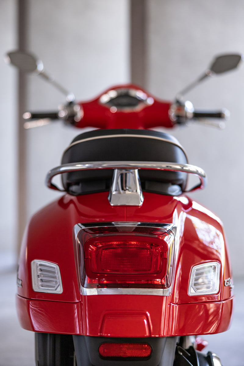 Vespa GTS 300 Super HPE RST22 - Rosso Coraggioso 2024